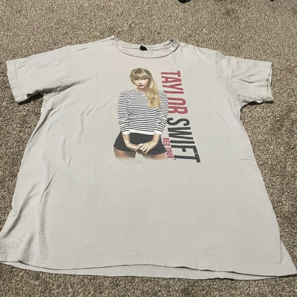 Taylor Swift Red Tour 2013 Graphic T Shirt Size M Women's Concert Merch - Picture 2 of 5
